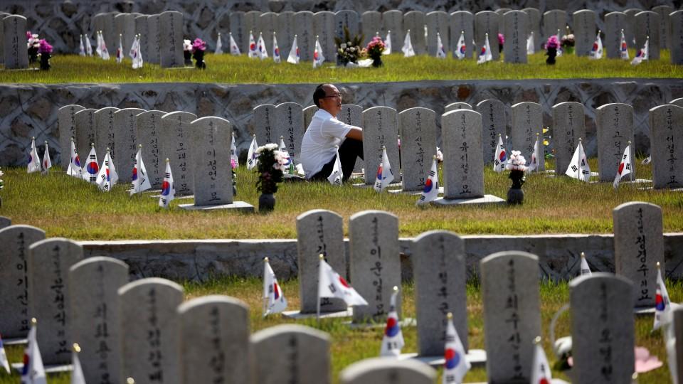 Hình ảnh thăm người đàn ông thăm người thân tại nghĩa trang Seoul