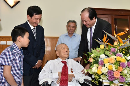 Nguyên phó Thủ Tướng Nguyễn Côn đón nhận huy hiệu 85 năm tuổi Đảng
